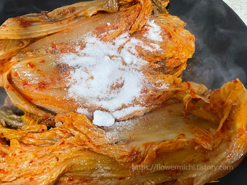 설탕을-넣어-볶고-있는-김치