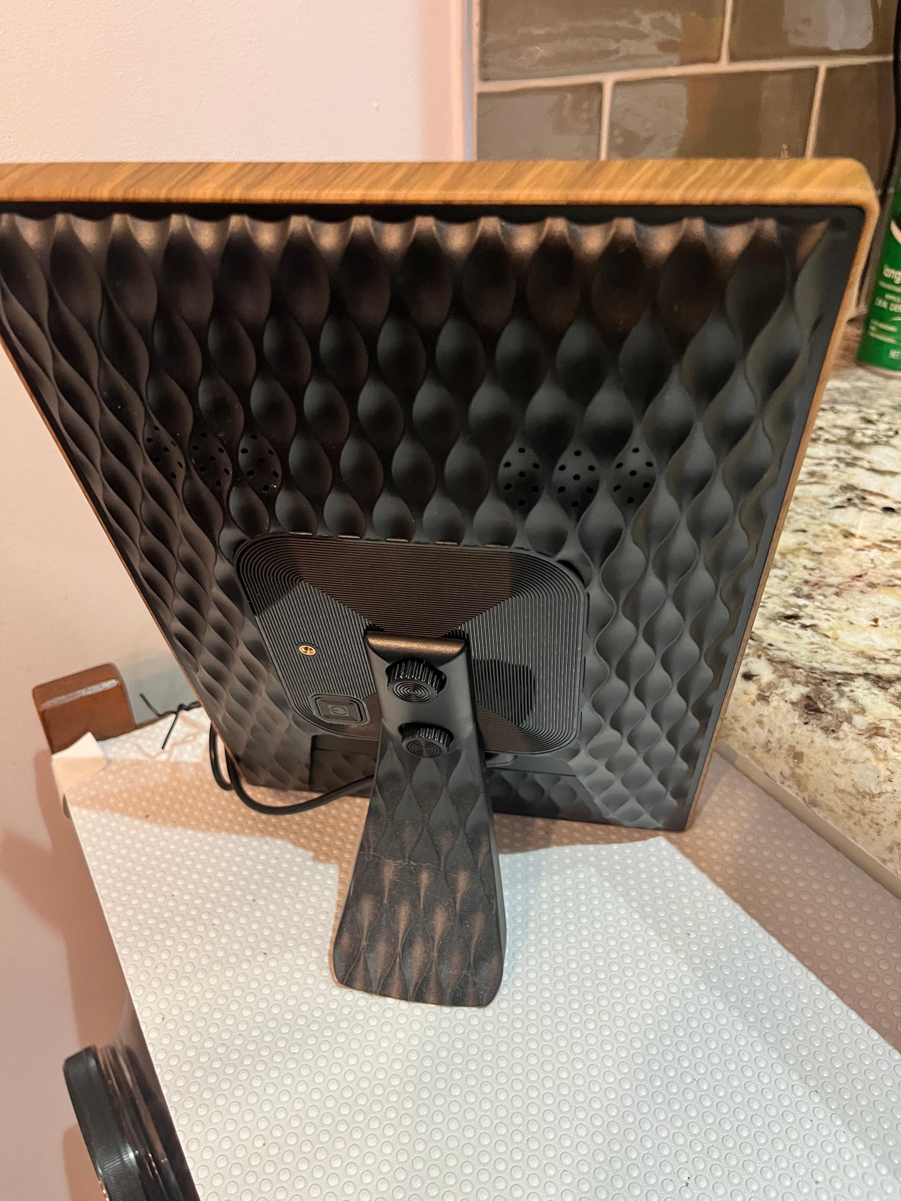 디지털 액자 속에 강아지 사진과 디지털 액자의 뒷면 모습