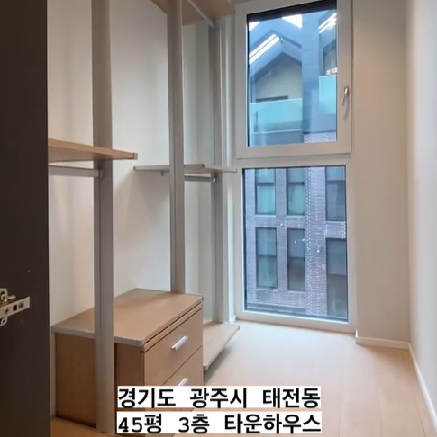옷을 본관하는 드레스룸