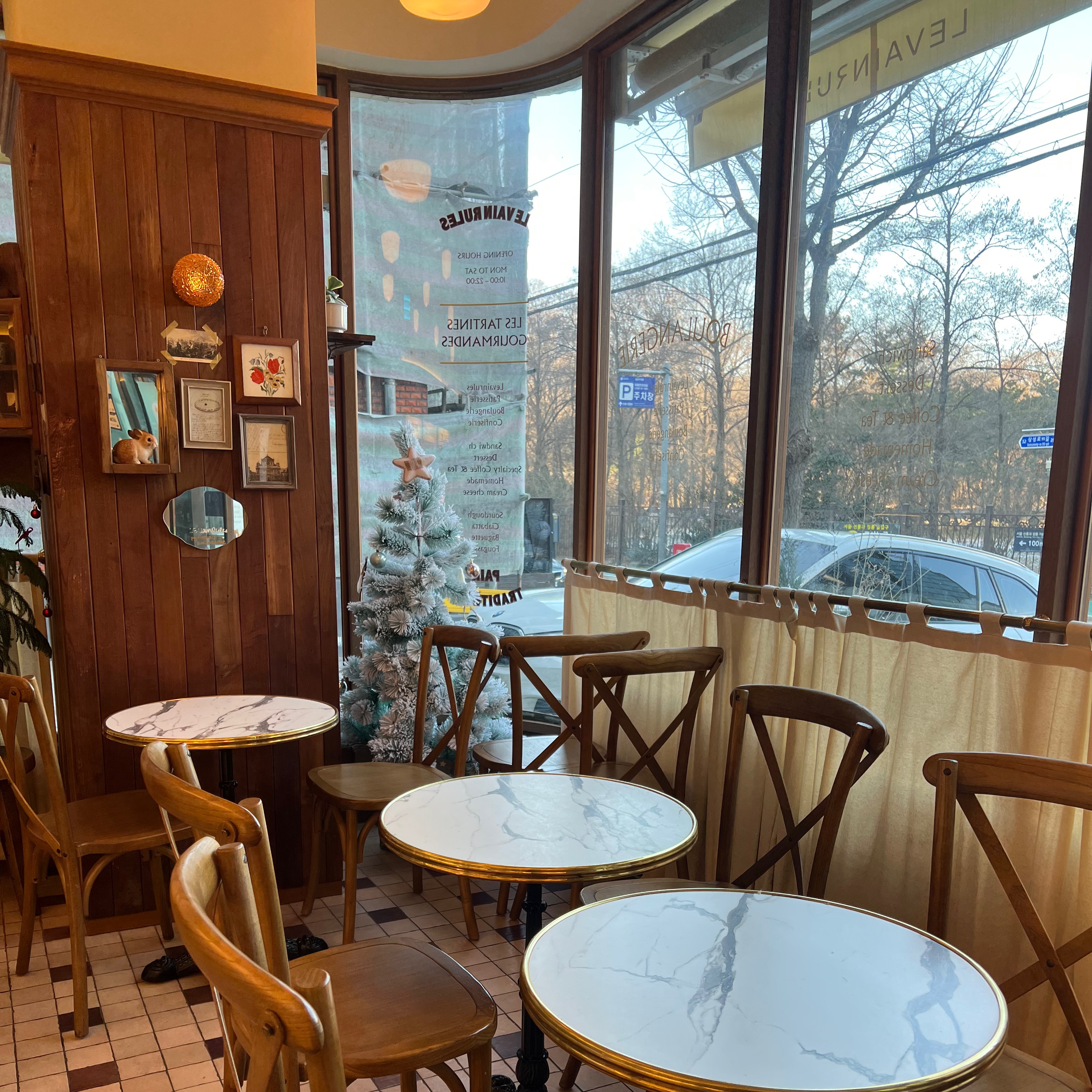 내부-겨울-낙엽