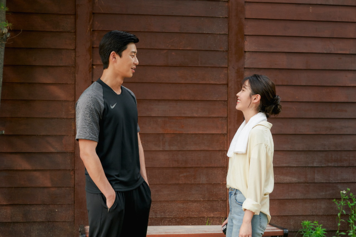 서로를-보며-웃고-있는-박서준과-아이유