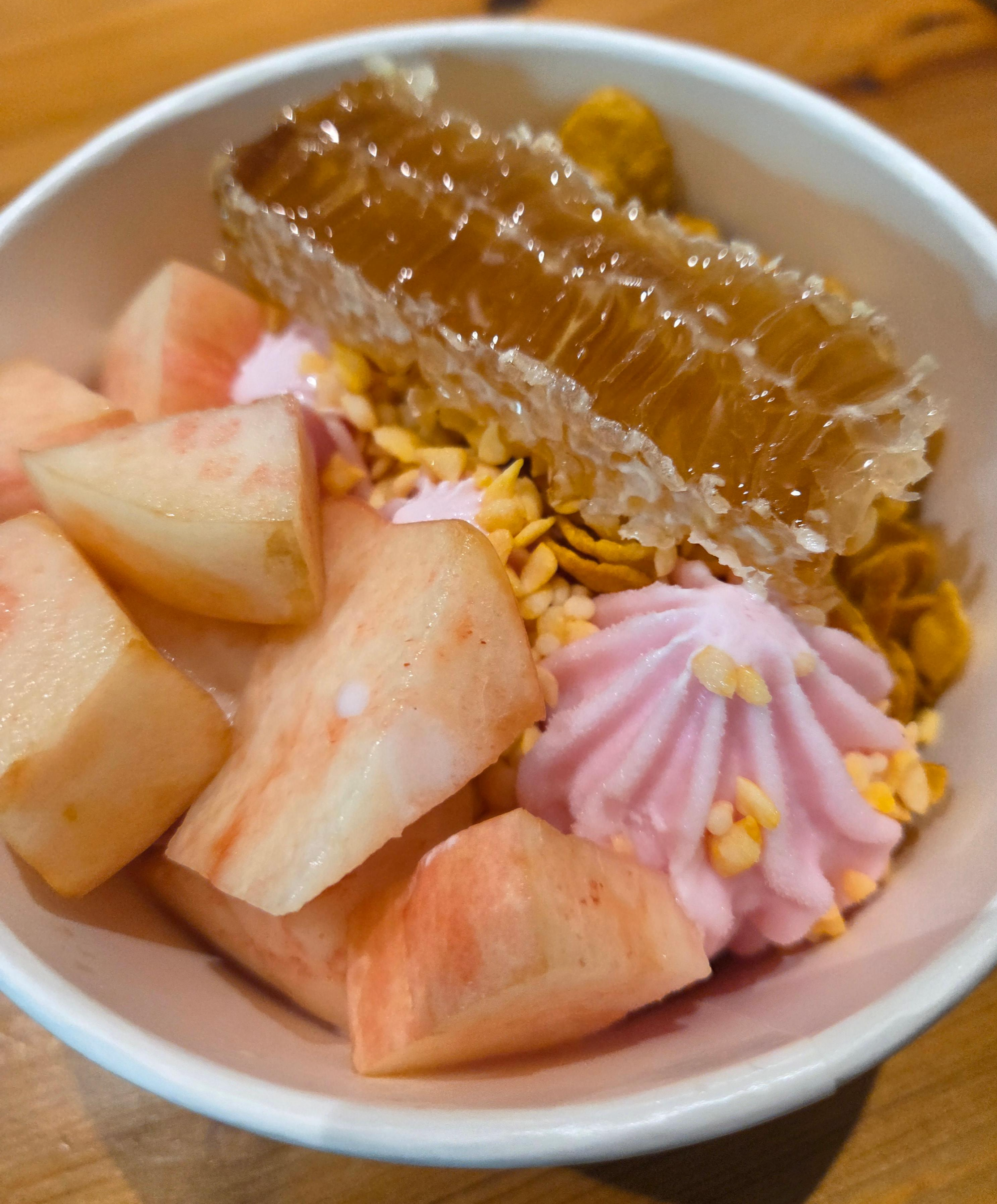 납작복숭아 허니피치월드 아이스크림 클로즈업, 꿀벌집과 복숭아 조각, 시리얼 토핑