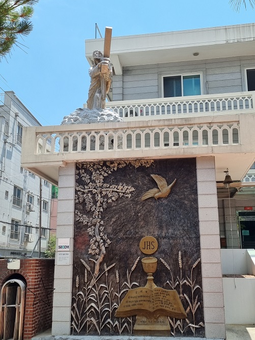 장안동성당 입구에 있는 성령 & 십계명 부조 작품