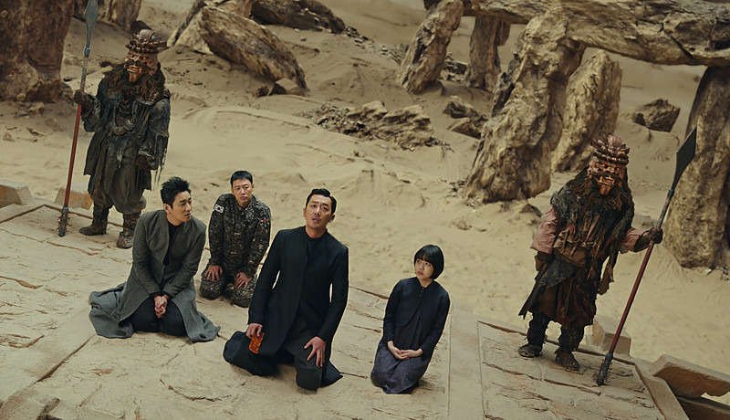 전생의 기억, 가족애의 회복, 차사의 정체성&hellip; &lsquo;신과함께&ndash;인과 연&rsquo;