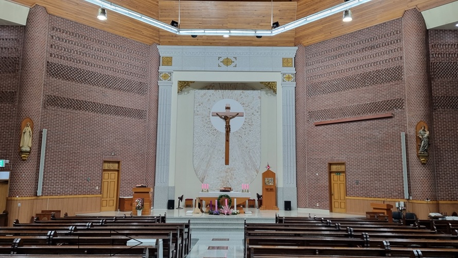 안성 대천동성당 성전 안 십자고상, 감실, 제대, 제단 사진