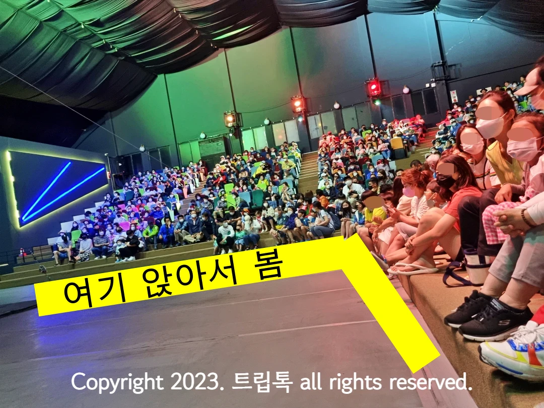 제주 아트서커스 공연장 오른쪽 객석 모습