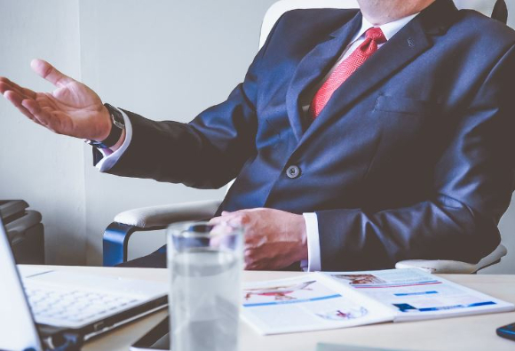 대기업 계열사 직원 행세를 하며 연인에게 돈을 뜯어내고 집까지 무단으로 침입한 40대 남성이 실형을 선고받았다. 본 기사와 무관한 이미지. [사진=픽사베이]