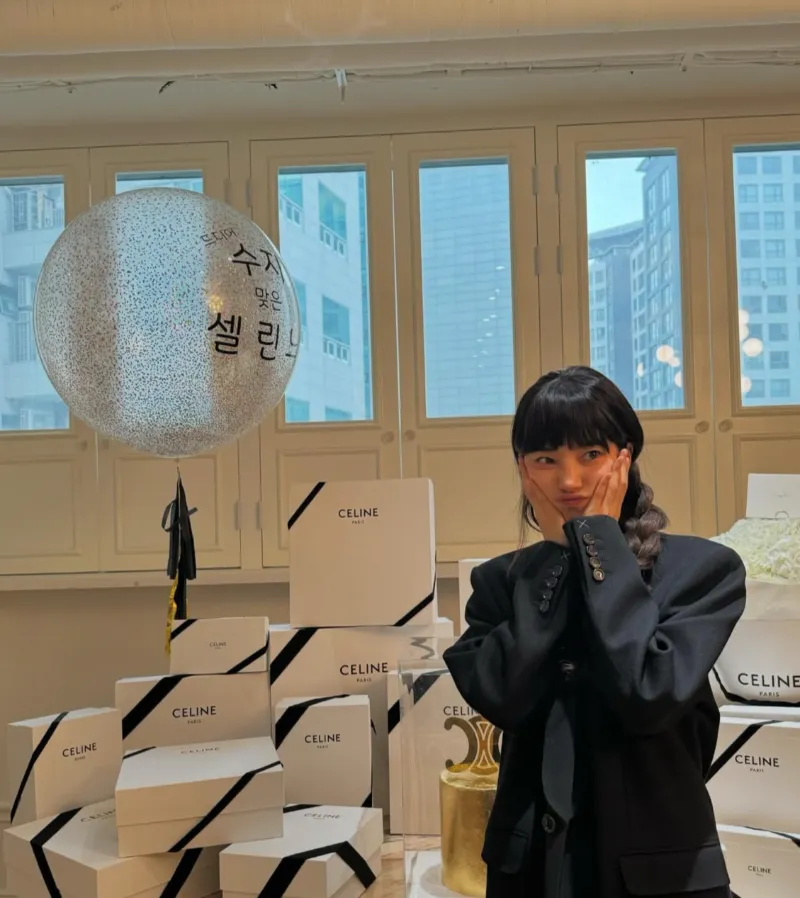 수지셀린느, 수지공항패션, 수지귀국패션, 수지패션, 수지트리옹프백, 셀린느트리옹프, 셀린느가방추천, 셀린느공항룩, 셀린느코디, 셀린느앰버서더, 뷔셀린느, 박보검셀린느, 셀린느25ss, 파리패션위크2025, 수지패션분석, 수지셀린느룩, 수지착장정보, 셀럽공항패션, 셀럽명품가방, 여자공항패션, 명품패션, 명품가방추천, 프렌치시크룩, 꾸안꾸공항패션