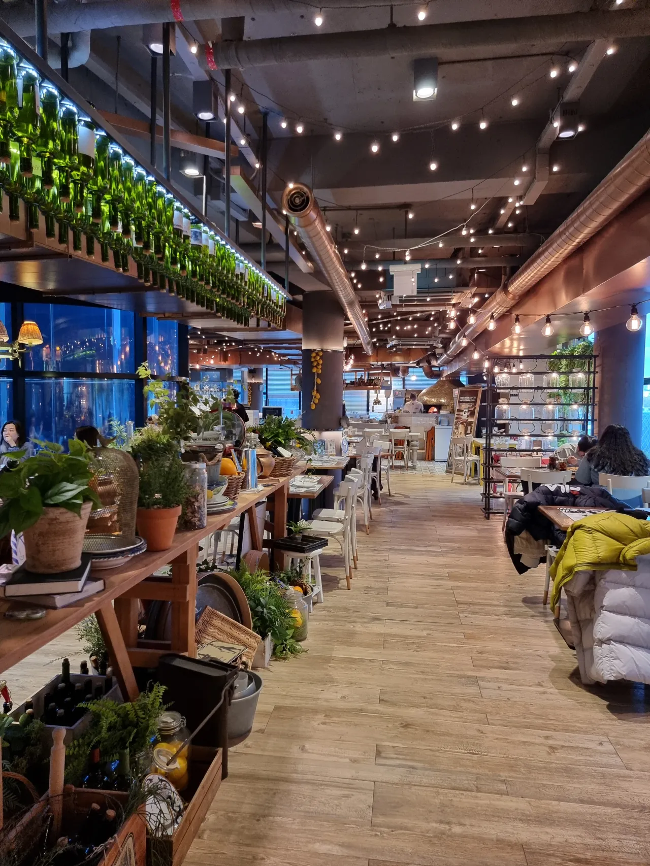 레스토랑-천장-조명-그아래-테이블