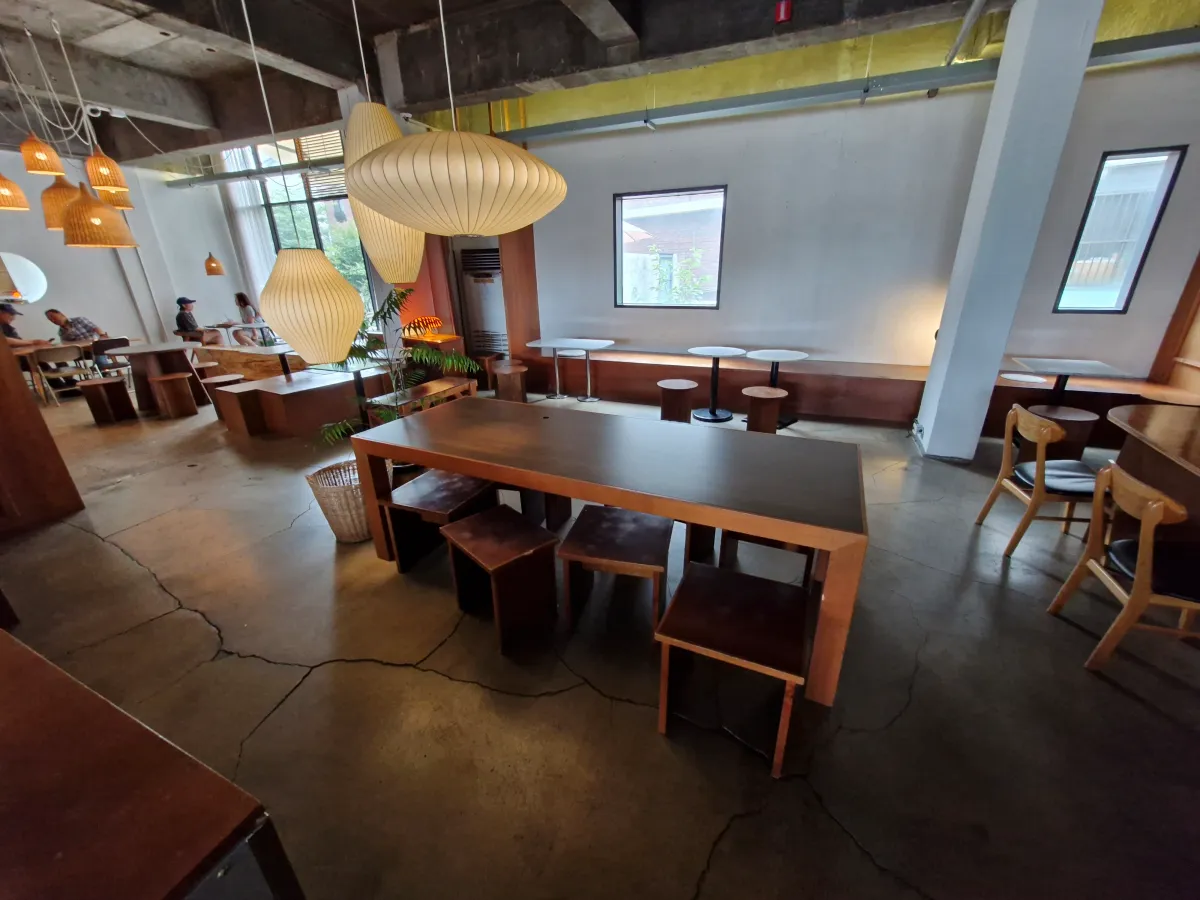 카페내부-앉을수-있는-테이블과-의자