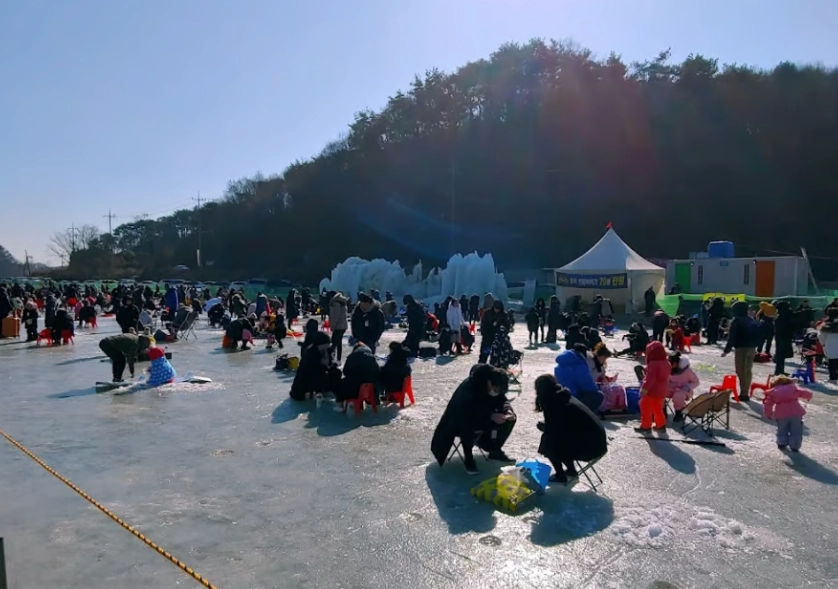 얼음 위 낚시 모습