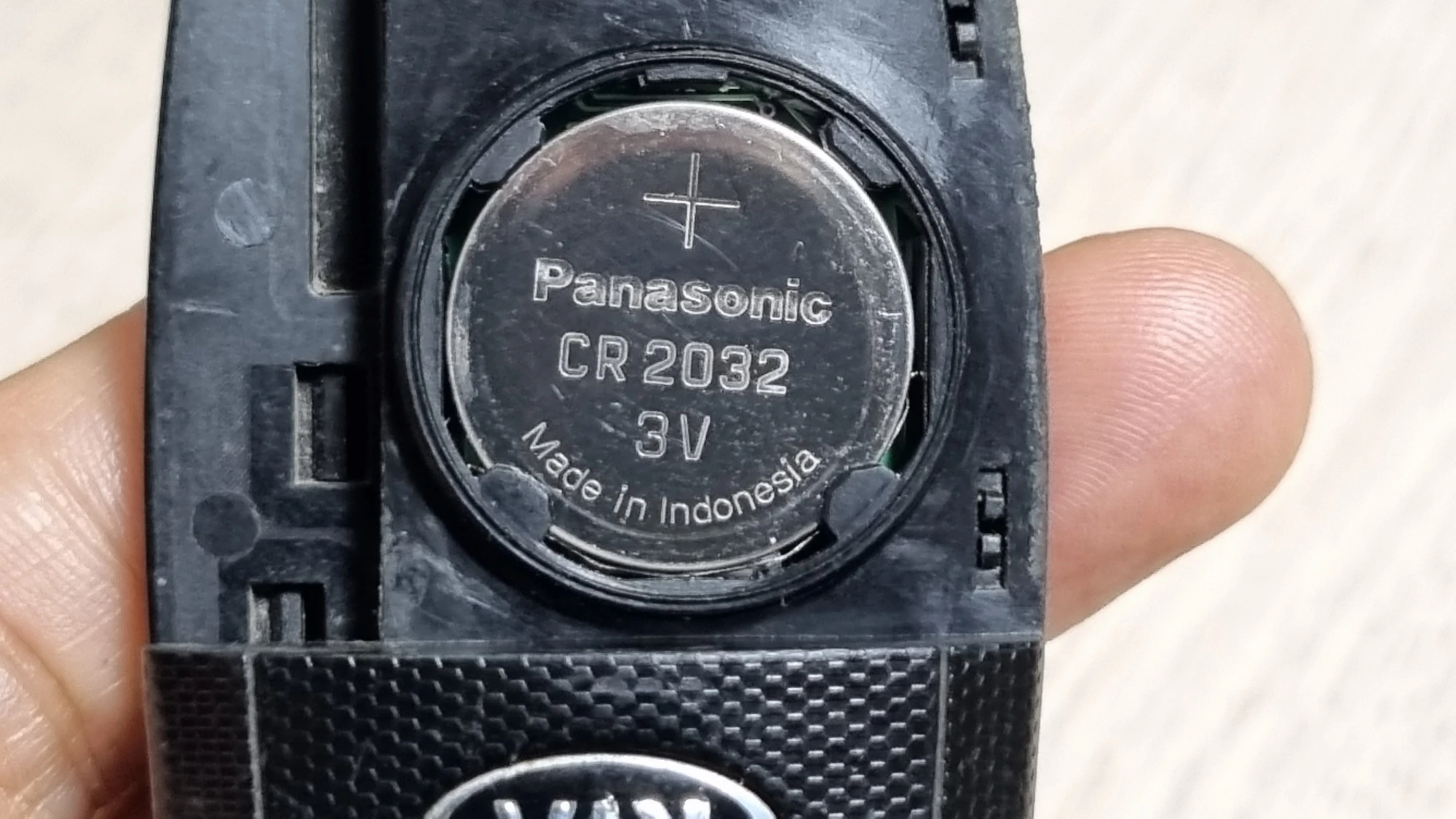 리모컨 건전지 빼는 방향