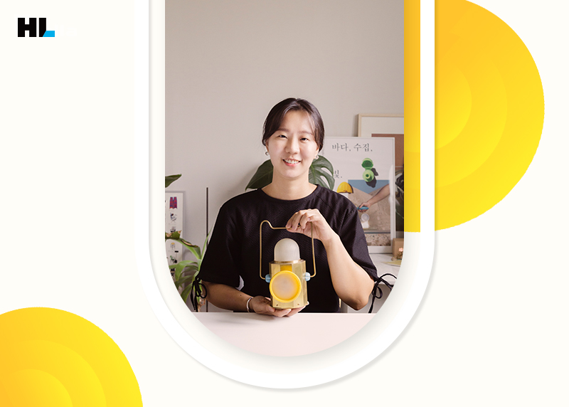 이혜선 작가가 가장 처음 만들었던 손등대를 들고 환하게 웃어보이고 있다.