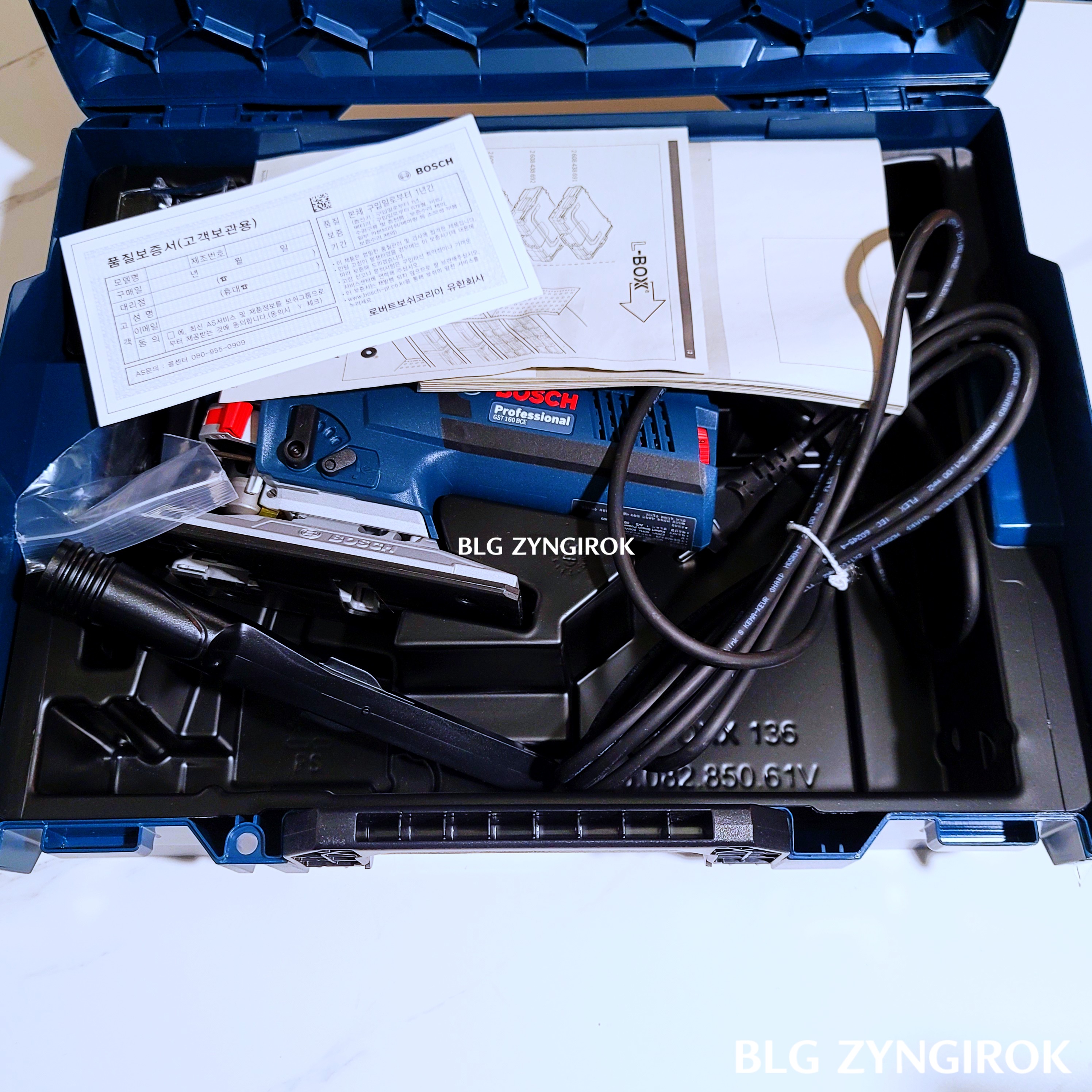 보쉬-케이스를-처음-열었을때-모습이다.-설명서들과-공구가-들어있다.