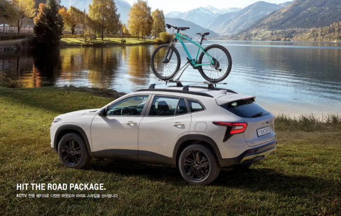 트랙스오버가 자전거를 거치한 체 호수 근처에 주차되어 있는 사진