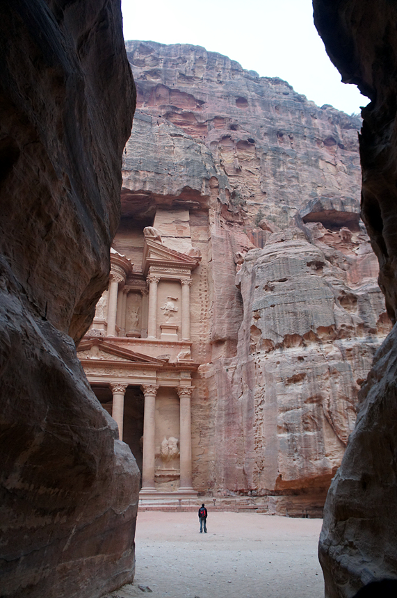 페트라 시크의 긴 암벽사이를 지나면서