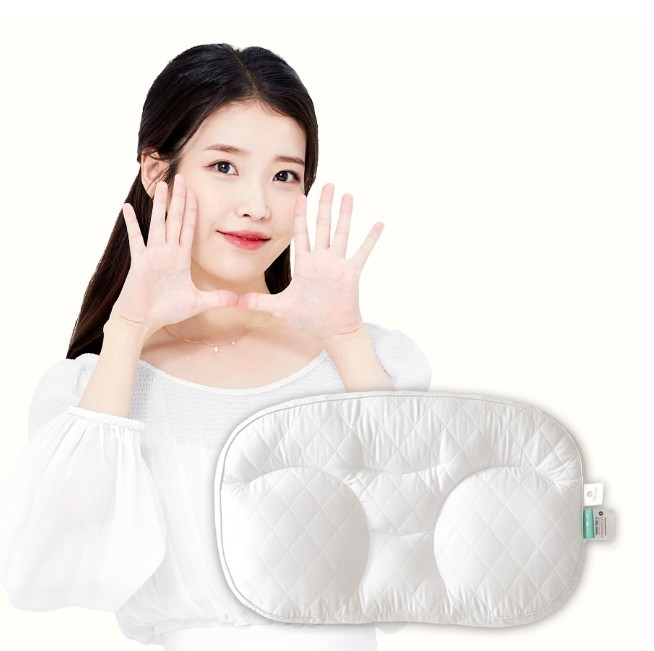 아이유가-입가에-손을-모으고-있습니다.