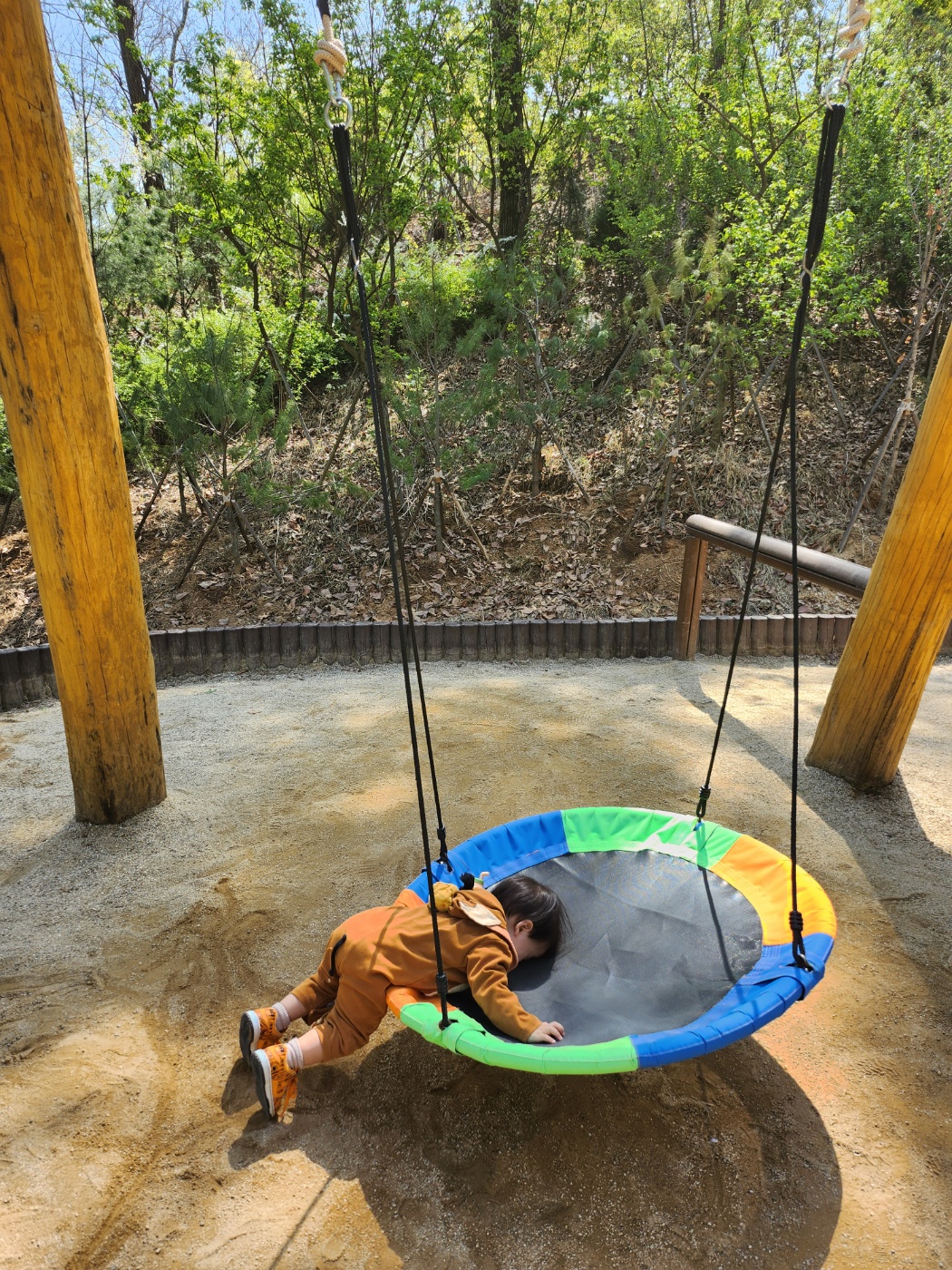 그네에 매달린 아이