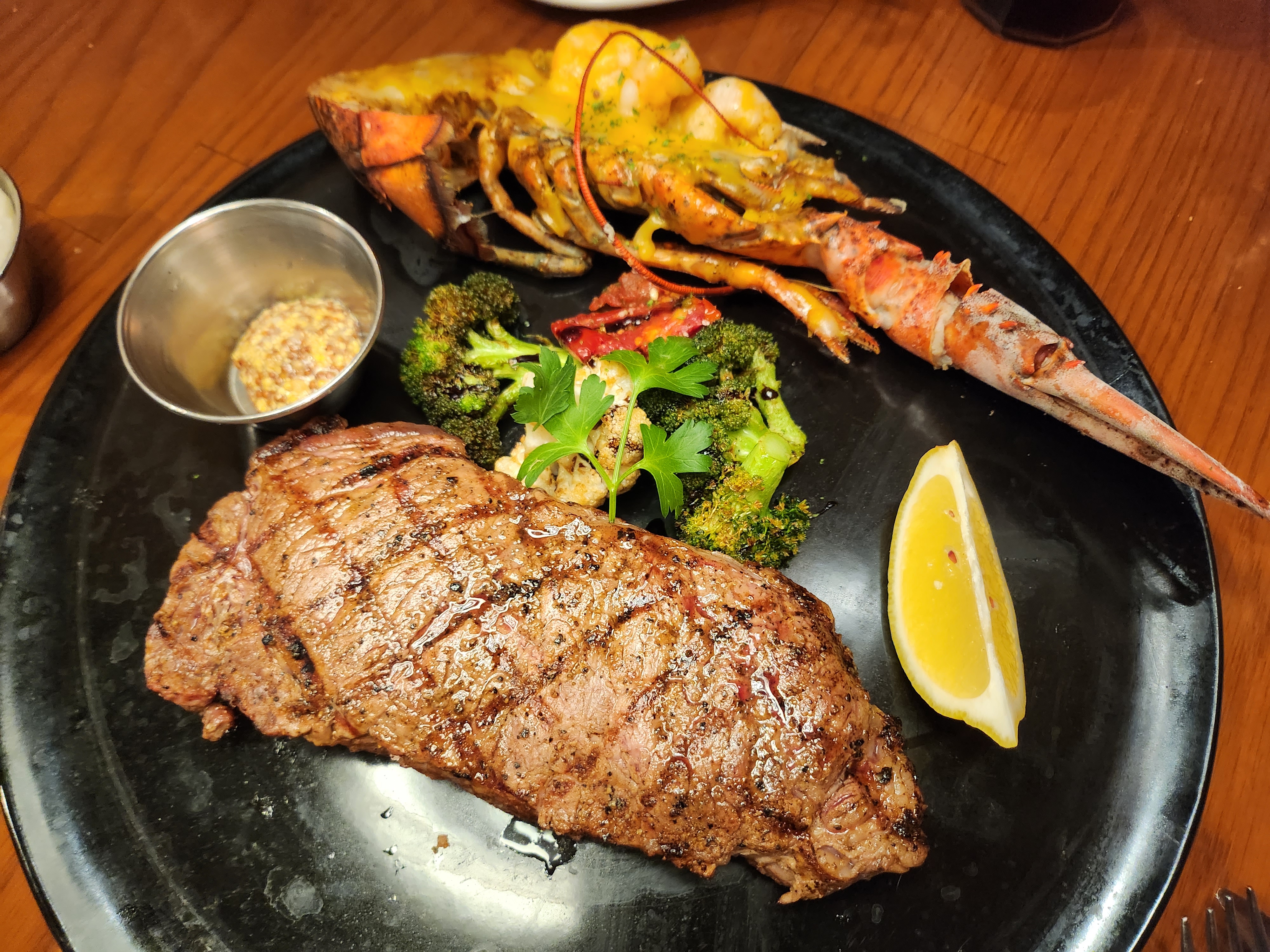 랍스터와 스테이크 메인 플레이트