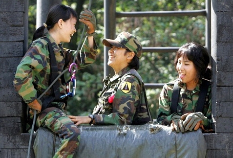 휴식중인-여군들