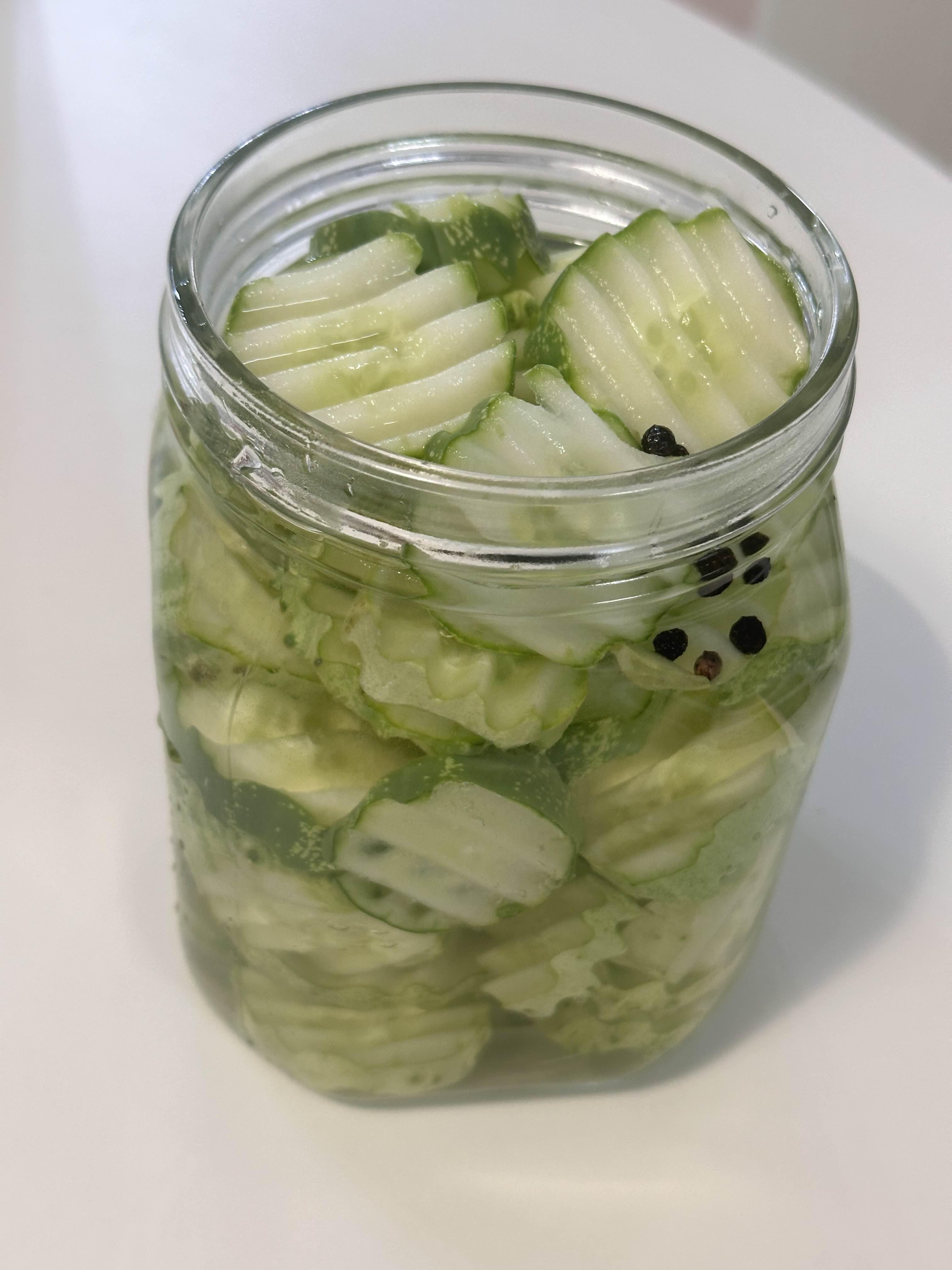 유리병에 오이와 피클물을 넣는다