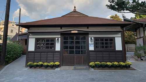 집한채가 서 있다.