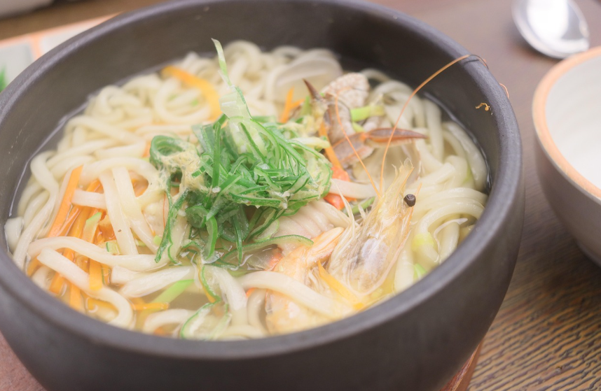 그릇에 담긴 칼국수 사진
