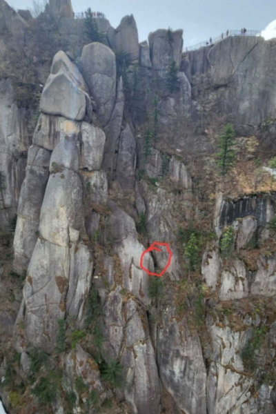 16일 낮 12시19분쯤 강원 고성군 토성면 원암리 설악산 울산바위 정상 약 100m 아래에서 A(27)씨가 발견됐다. [사진=강원도소방본부]