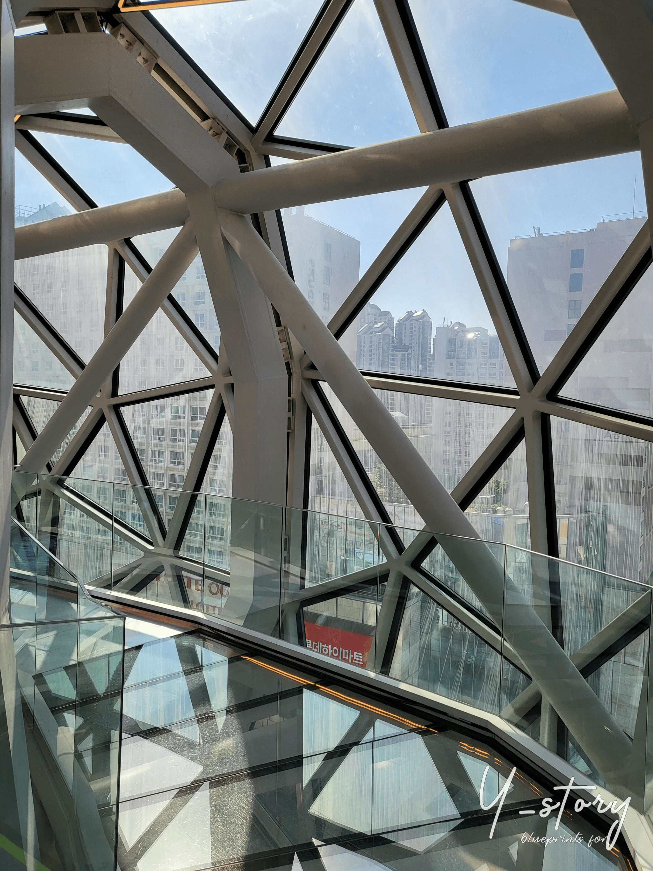 렘 쿨하스의 대표 작품 갤러리아 광교의 유리 브릿지에서 보이는 외부 모습 