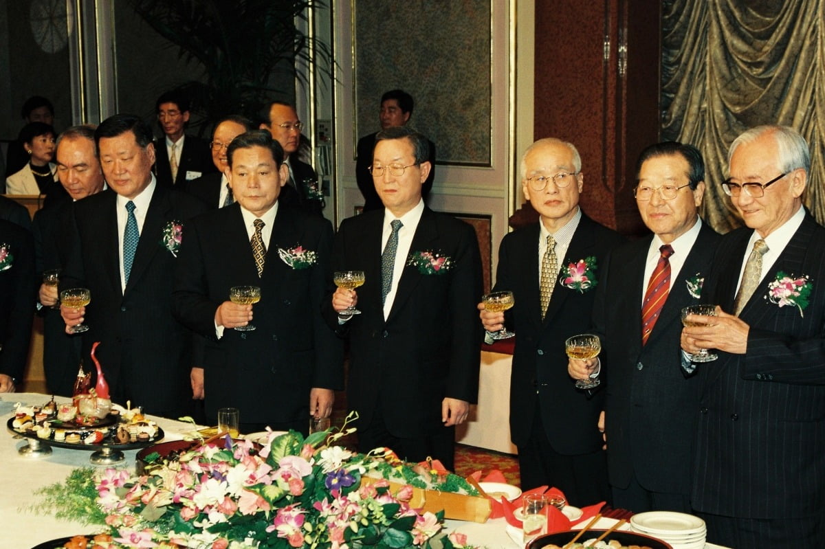 1999년 3월 11일 전국경제인연합회(현 한국경제인협회) 신임 회장단 취임인사회. 제25대 전경련 회장으로 선출된 김우중 대우그룹 회장과 이건희 삼성그룹 회장, 정몽구 현대자동차 회장 등이 참석했다.