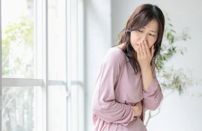 속이 좋지 않은 여성