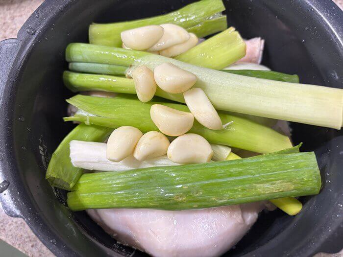 닭다리&amp;#44; 파&amp;#44; 마늘이 담겨져 있는 밥솥
