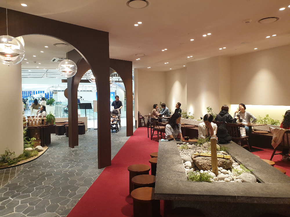 우드와 흰벽 그리고 붉은 카펫이 깔려 있는 적당 내부