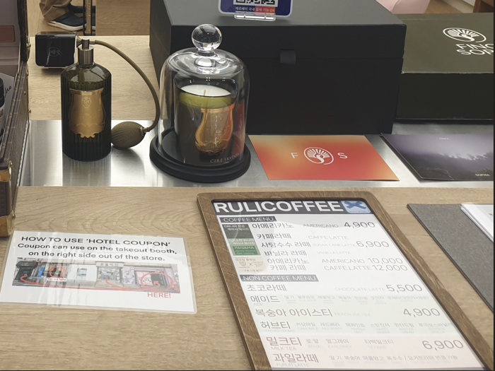 루리커피의 에스프레소 기반 커피와 음료 메뉴판