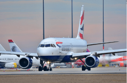 인천공항 버스 시간표 (노선도&amp;#44; 예매 방법&amp;#44; 요금&amp;#44; 승차위치)와 관련된 인천공항에 착륙한 비행기 사진