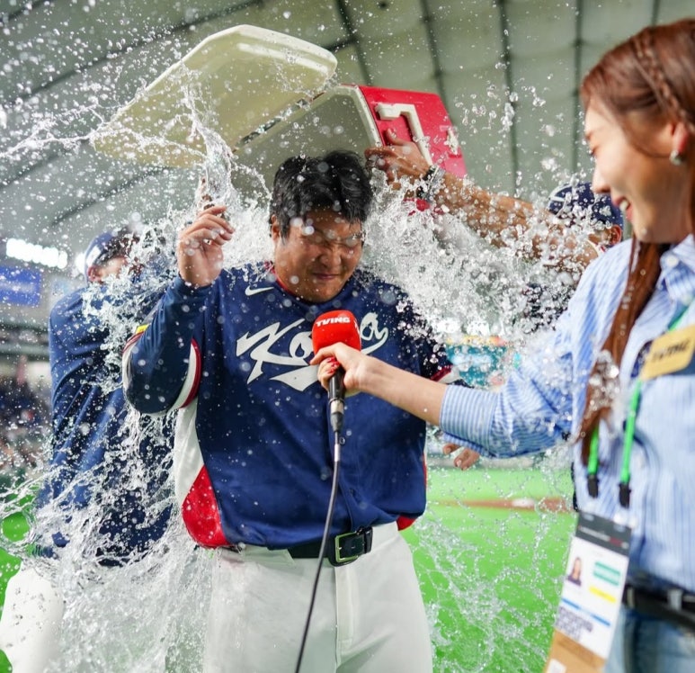 승리 후 환호하는 문보경 선수