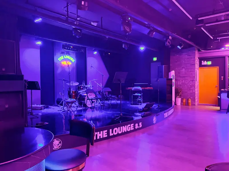 더라운지8.5 무대모습 드럼이랑 키보드 건반이 있는 모습
