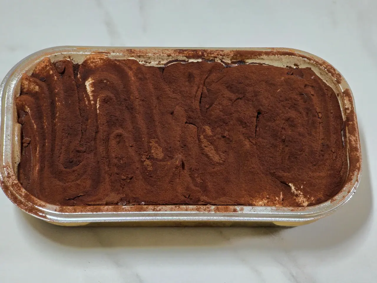 클래식 티라미수 포장을 뜯고 내용물이 보이는 사진