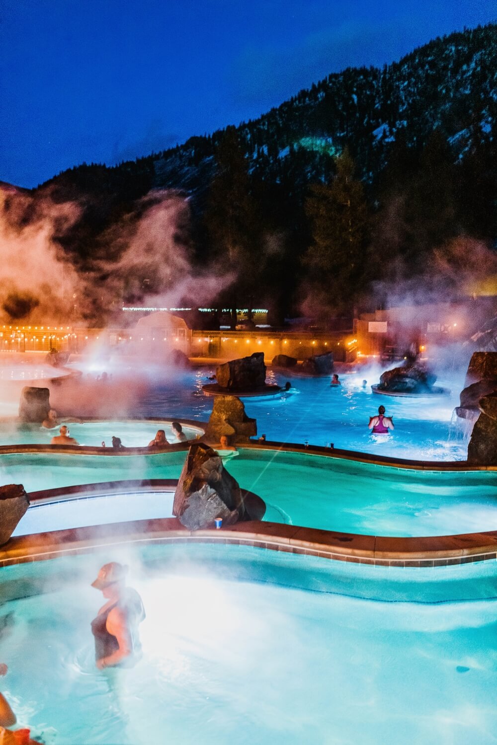 겨울 야외 온천을 즐기는 사람들