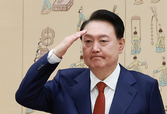윤석열 대통령이 지난 5월 1일 서울 용산 대통령실 청사에서 열린 중장 진급&middot;보직 신고 및 삼정검 수치 수여식에서 진급자들의 경례를 받고 있다. [사진=뉴시스]