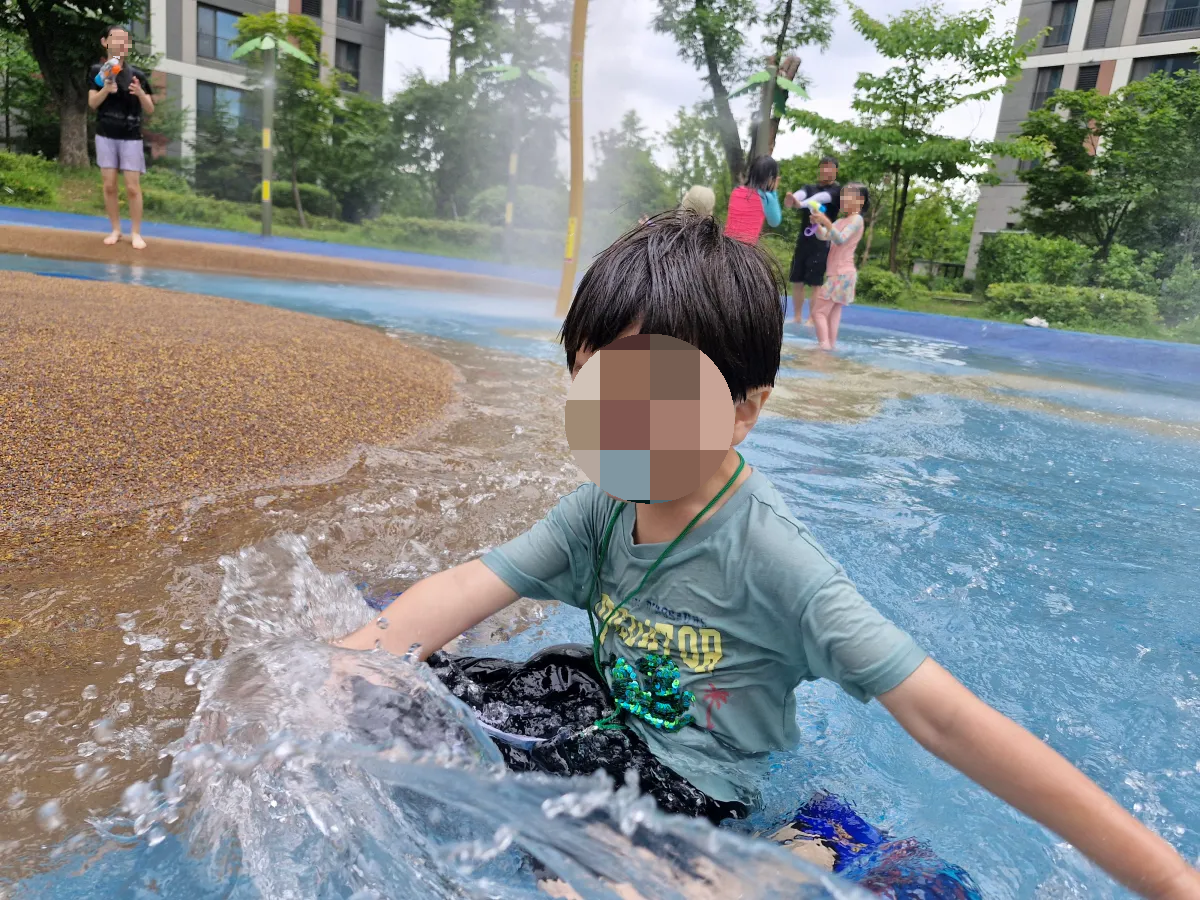 물놀이를-하고-있는-아이