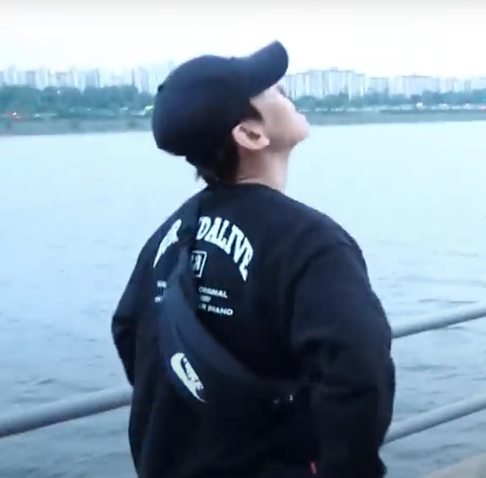 나이키 헤리티지 힙색 백현 착용샷, 검은 모자 검은 맨투맨티에 검은 힙색