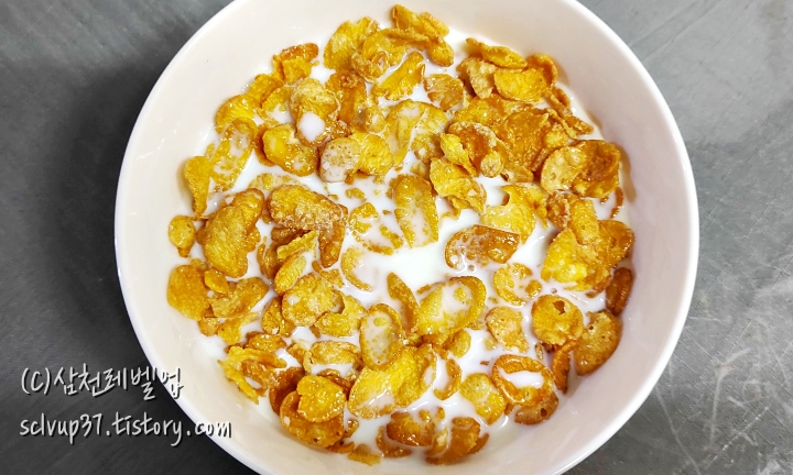 포스트 콘푸라이트 1/3슈거라이트 260g 시리얼 우유에 탄 모습