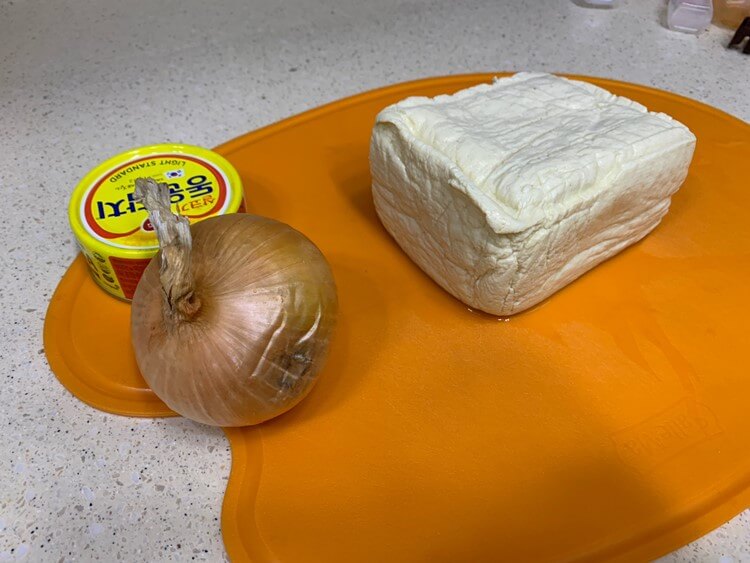 두부&#44; 양파&#44; 참치캔