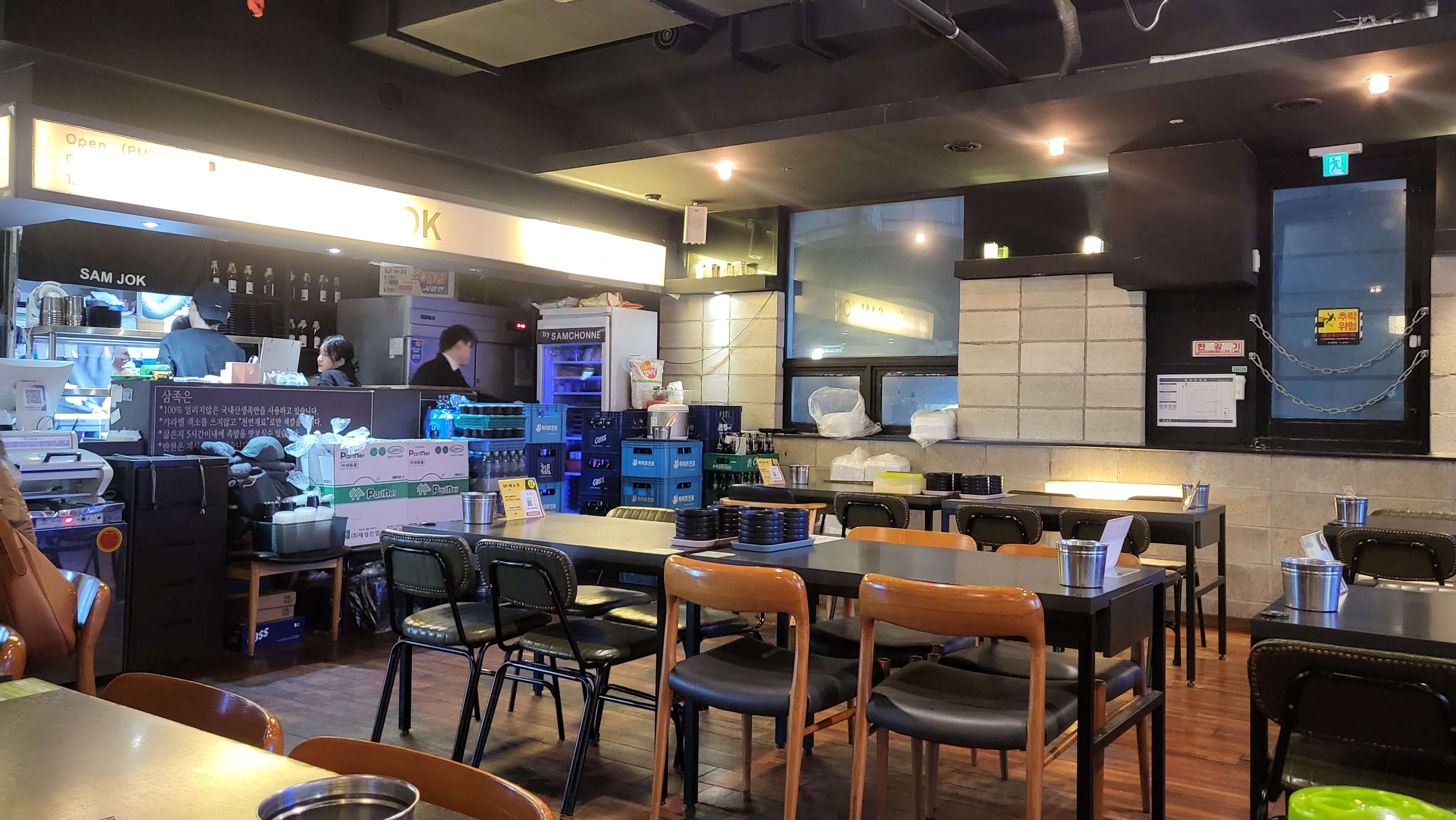 삼촌네족발 삼족 내부 인테리어