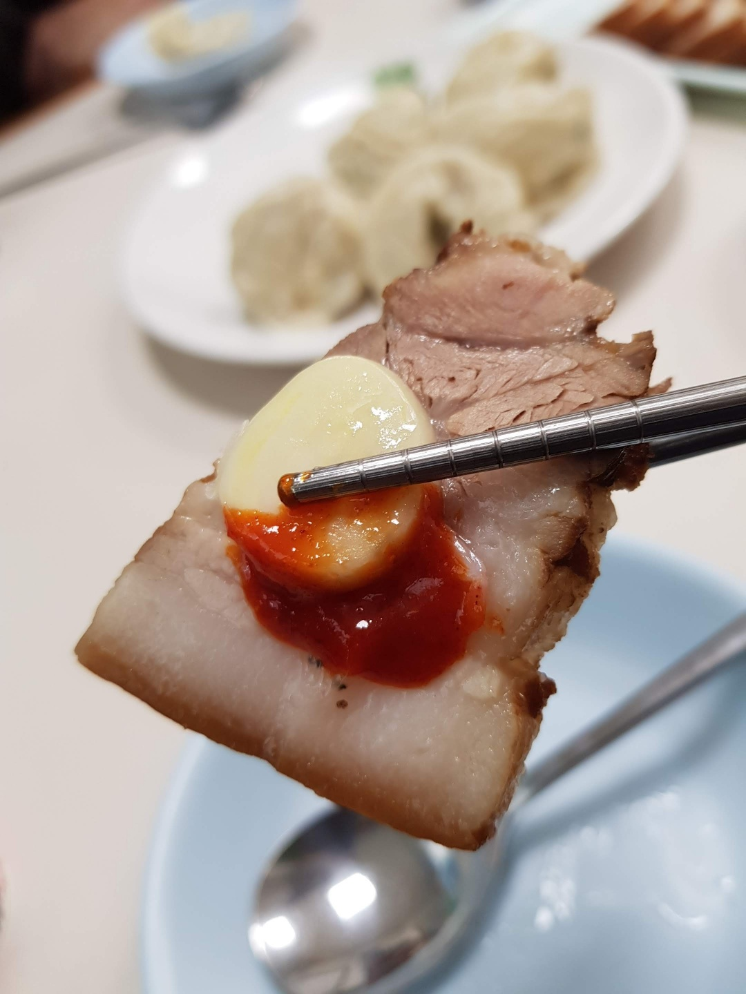 마늘 한 점 올린 돼지고기 편육