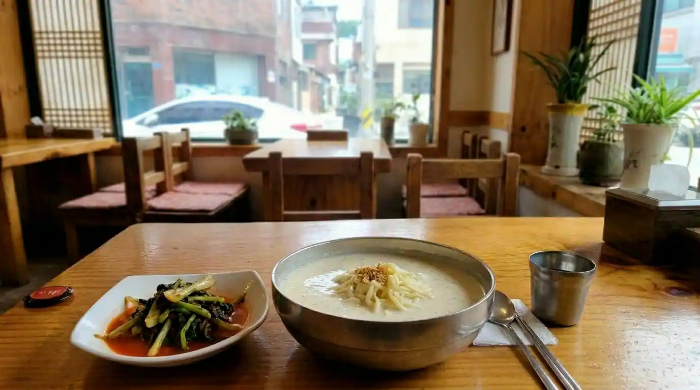 식당에 테이블 위에 콩국수와 열무김치가 놓여 있음.