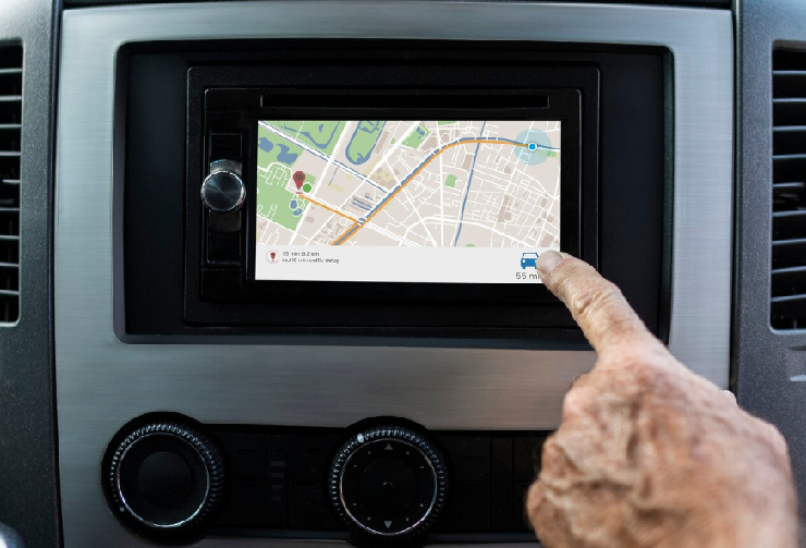 네비게이션을 쓰는 노인