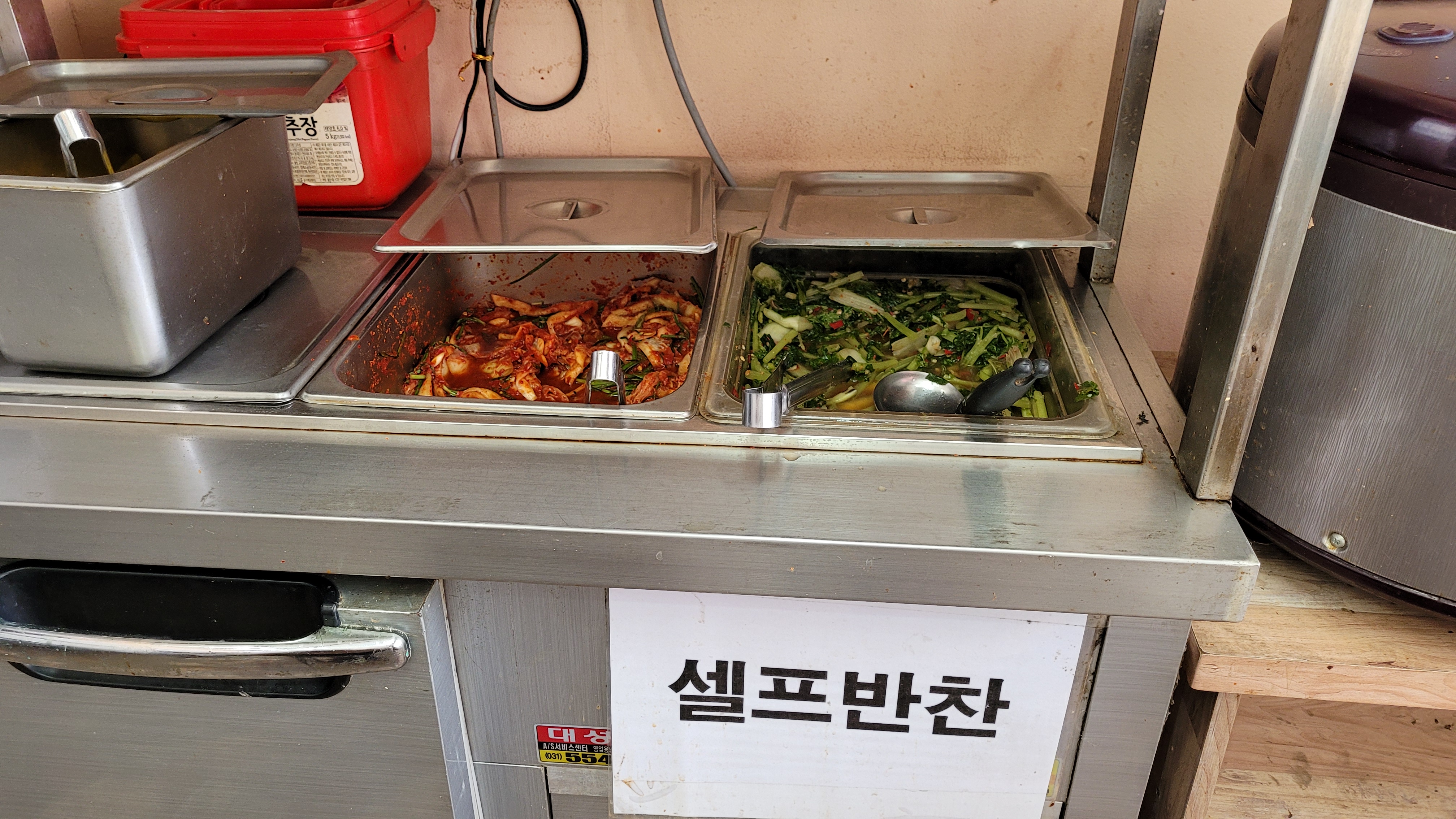 배추김치와 열무김치가 있는 셀프 반찬 코너