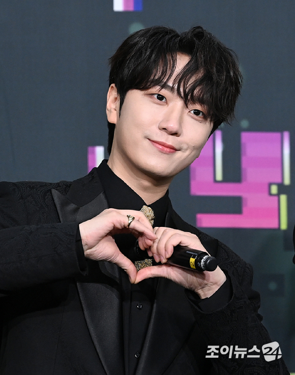 그룹 포레스텔라 고우림이 16일 오후 서울 송파구 잠실실내체육관에서 열린 2022 KBS 가요대축제 레드카펫에서 포즈를 취하고 있다. [사진=조이뉴스24 포토DB]